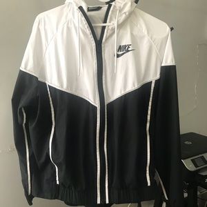 Brand new Nike Wind Breaker!!😎😎🖤🖤
